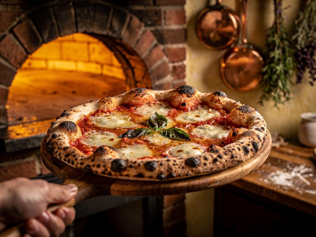 Pizza de muçarela saída do forno a lenha
